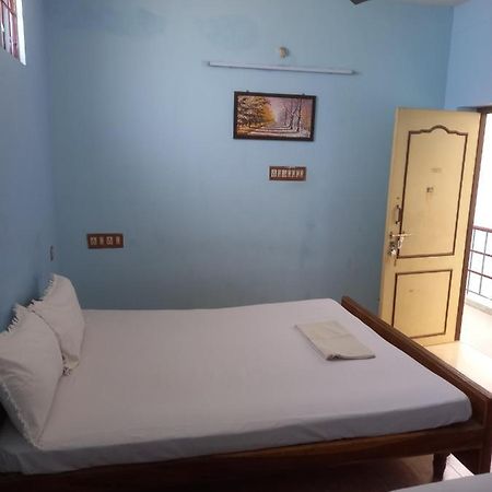Parisha Residency- Temple Side Hotel 吉登伯勒姆 外观 照片