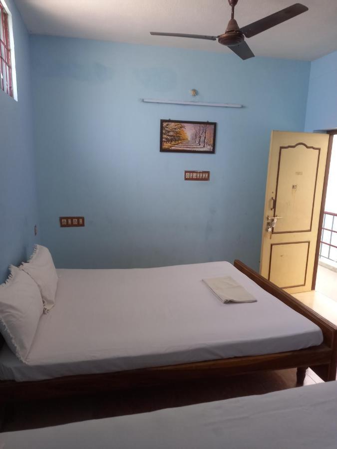 Parisha Residency- Temple Side Hotel 吉登伯勒姆 外观 照片