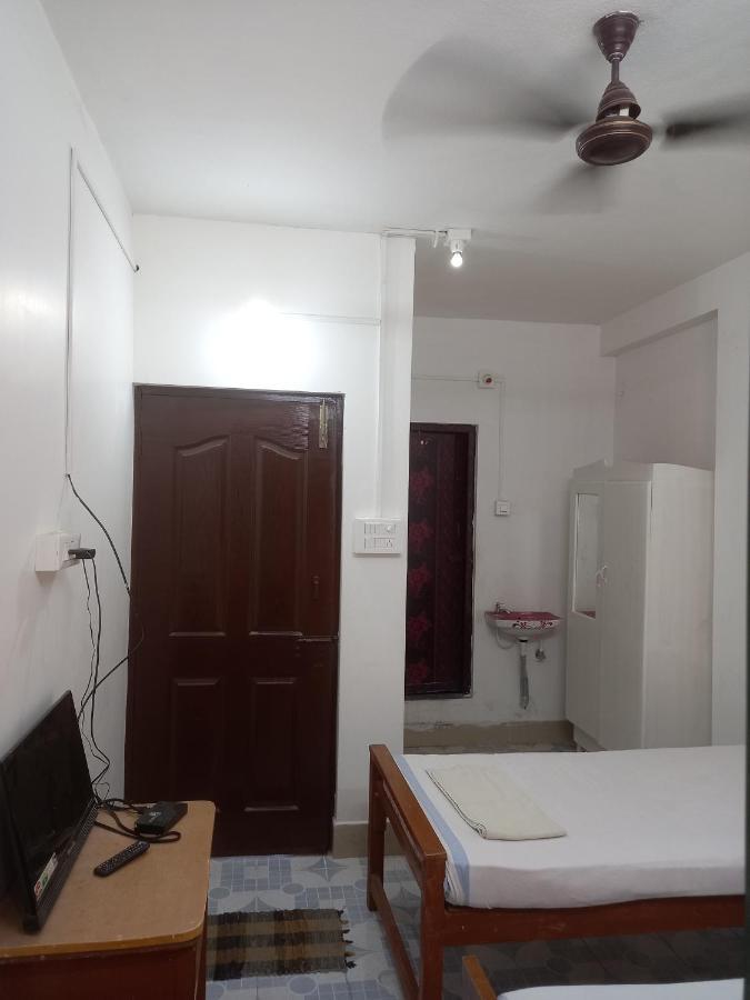 Parisha Residency- Temple Side Hotel 吉登伯勒姆 外观 照片