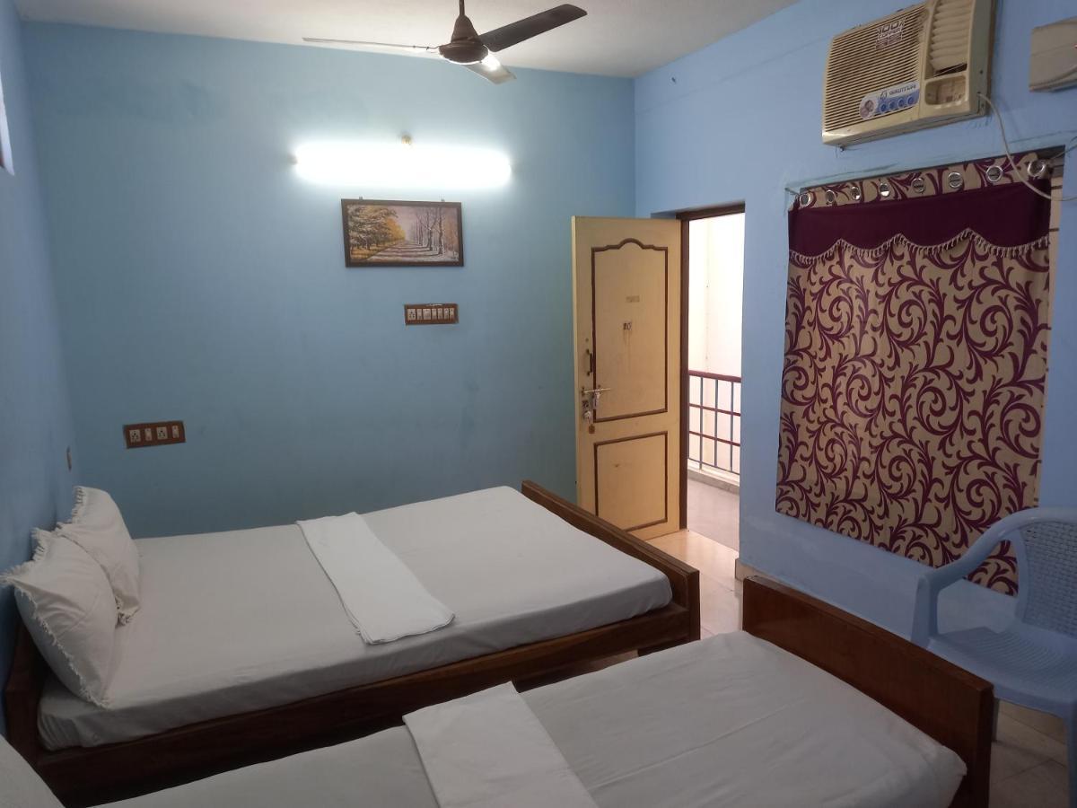 Parisha Residency- Temple Side Hotel 吉登伯勒姆 外观 照片