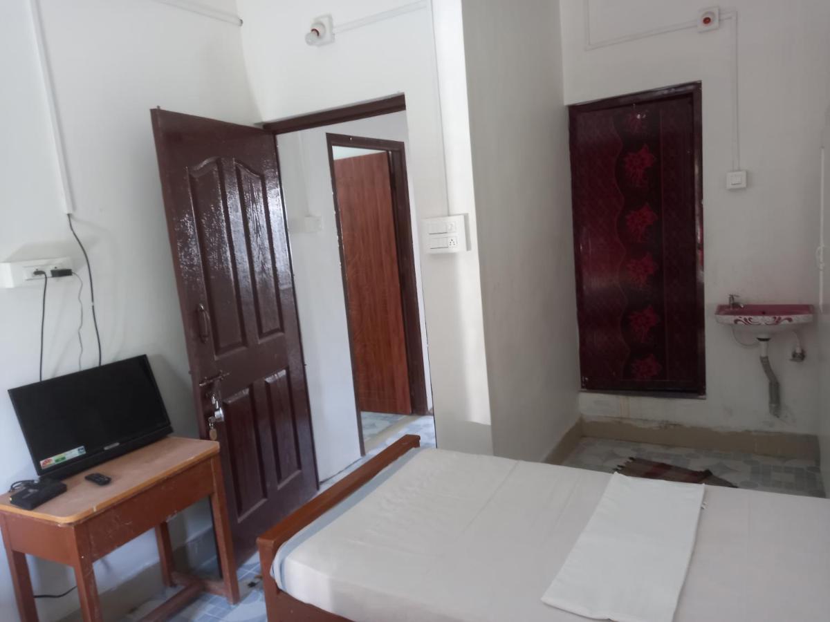 Parisha Residency- Temple Side Hotel 吉登伯勒姆 外观 照片