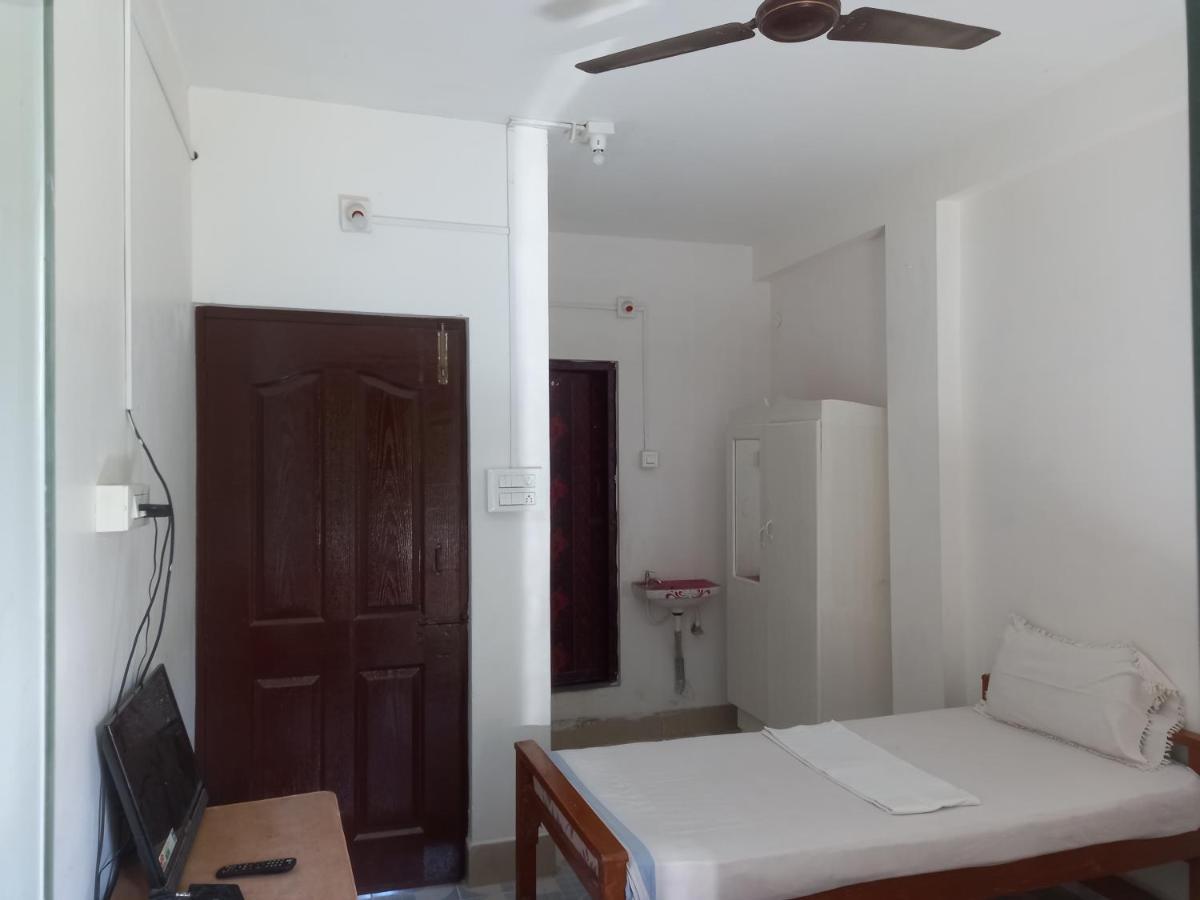 Parisha Residency- Temple Side Hotel 吉登伯勒姆 外观 照片