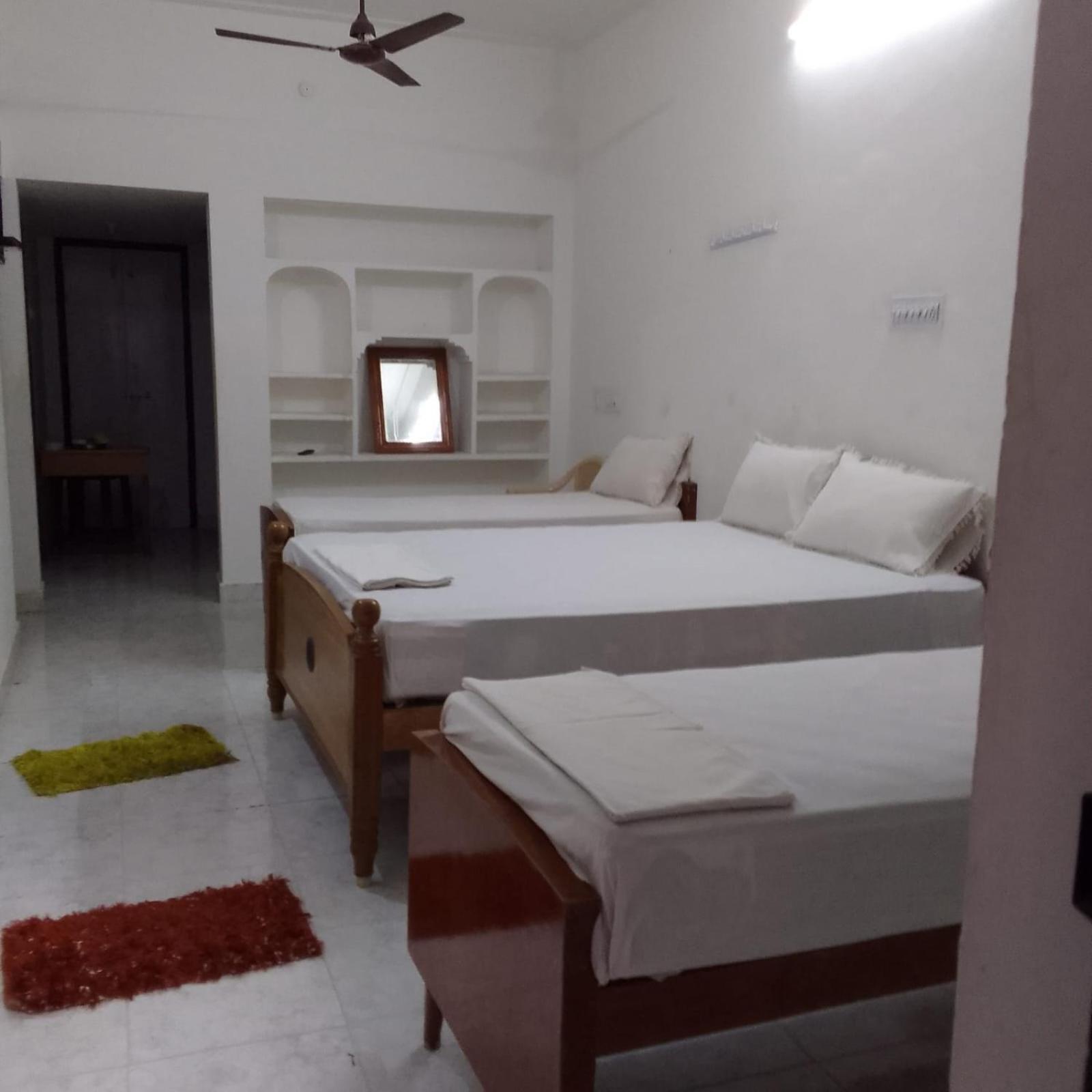 Parisha Residency- Temple Side Hotel 吉登伯勒姆 外观 照片