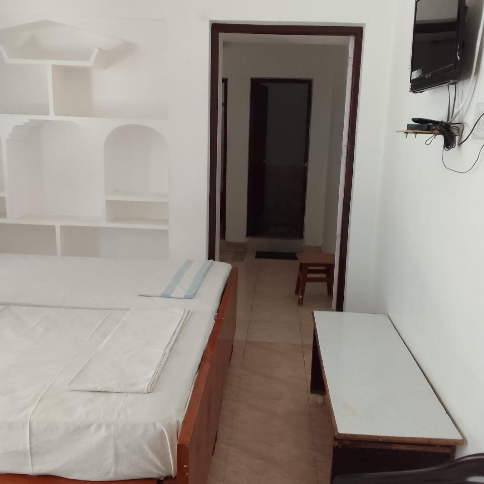 Parisha Residency- Temple Side Hotel 吉登伯勒姆 外观 照片