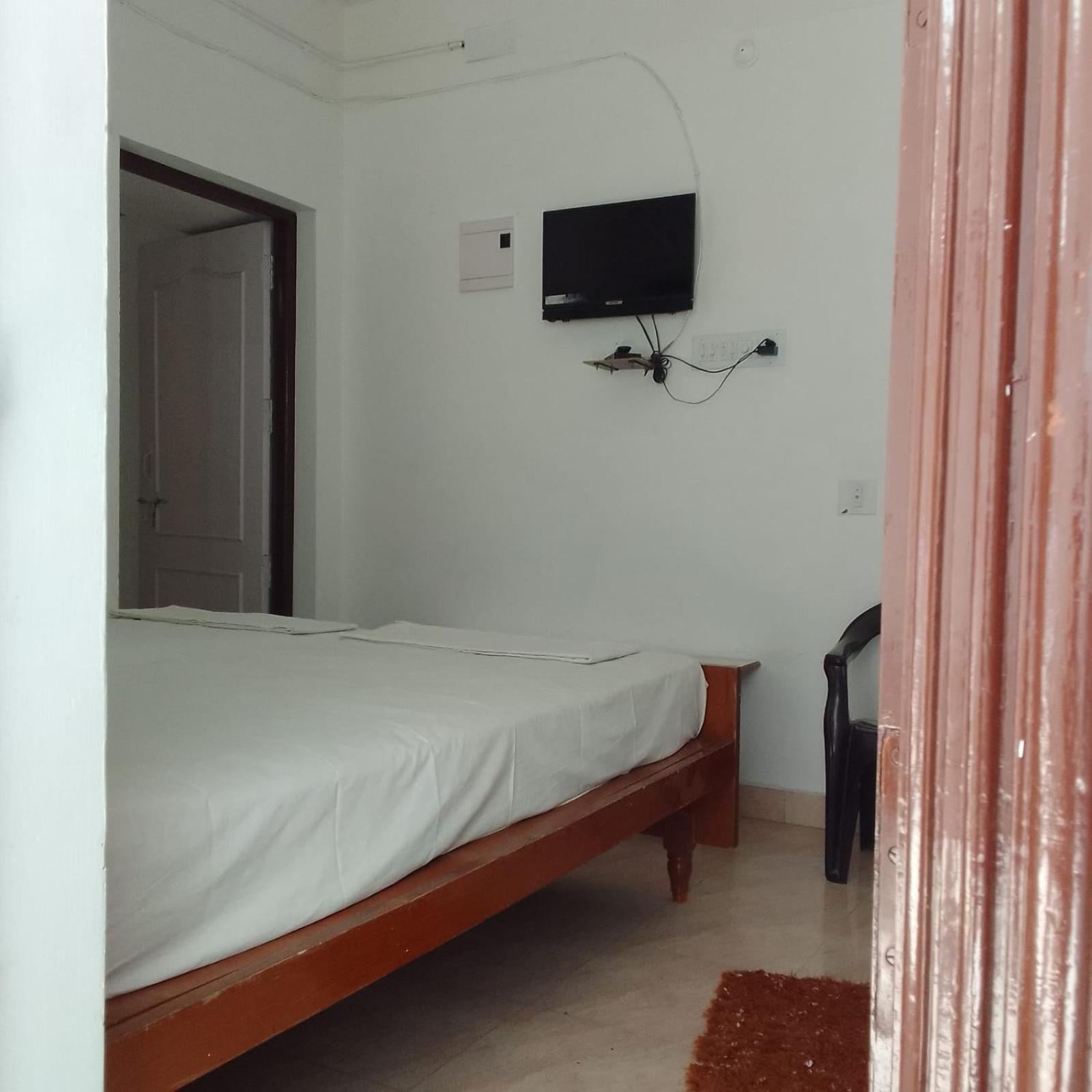 Parisha Residency- Temple Side Hotel 吉登伯勒姆 外观 照片