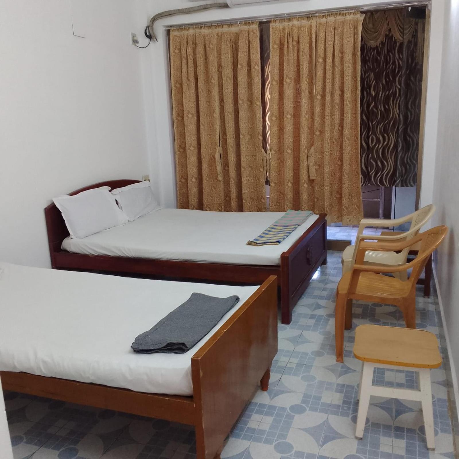 Parisha Residency- Temple Side Hotel 吉登伯勒姆 外观 照片