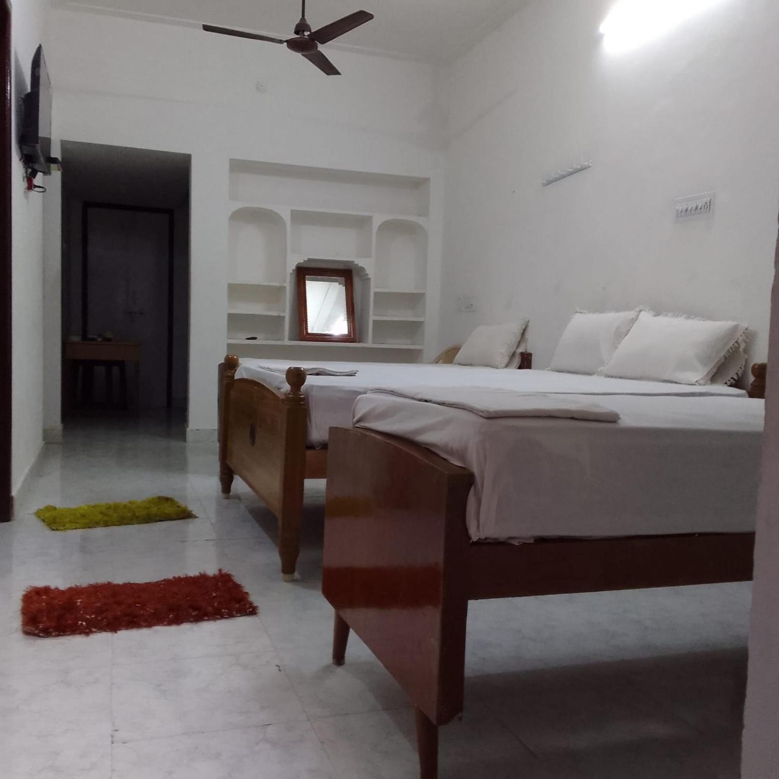 Parisha Residency- Temple Side Hotel 吉登伯勒姆 外观 照片