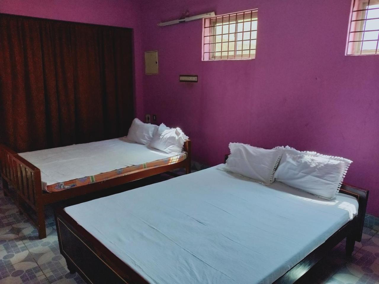 Parisha Residency- Temple Side Hotel 吉登伯勒姆 外观 照片